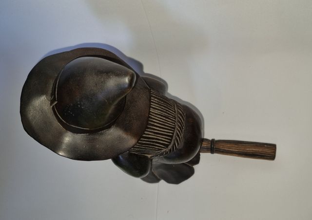 Statua di strega in legno