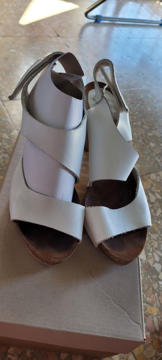 Zapatos de piel con tacón de 9 cm. 38