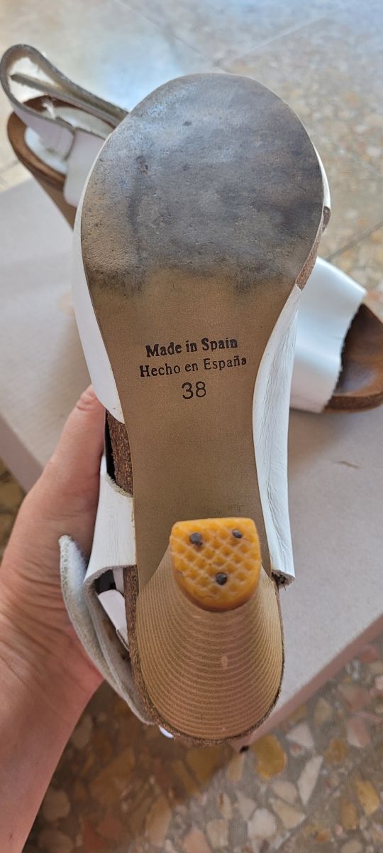 Zapatos de piel con tacón de 9 cm. 38