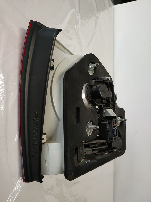 ✅PILOTO TRASERO DERECHO PORTON TOUAREG