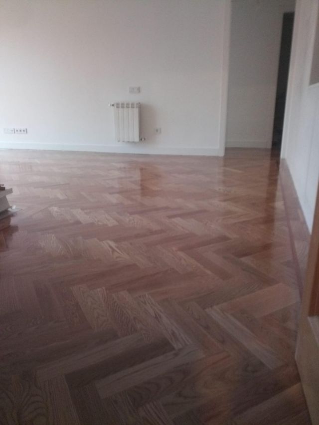 Montador de tarima flotante y rastelada y parquet