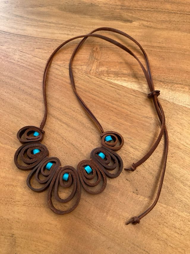 Collar artesanal en piel con abalorios azules
