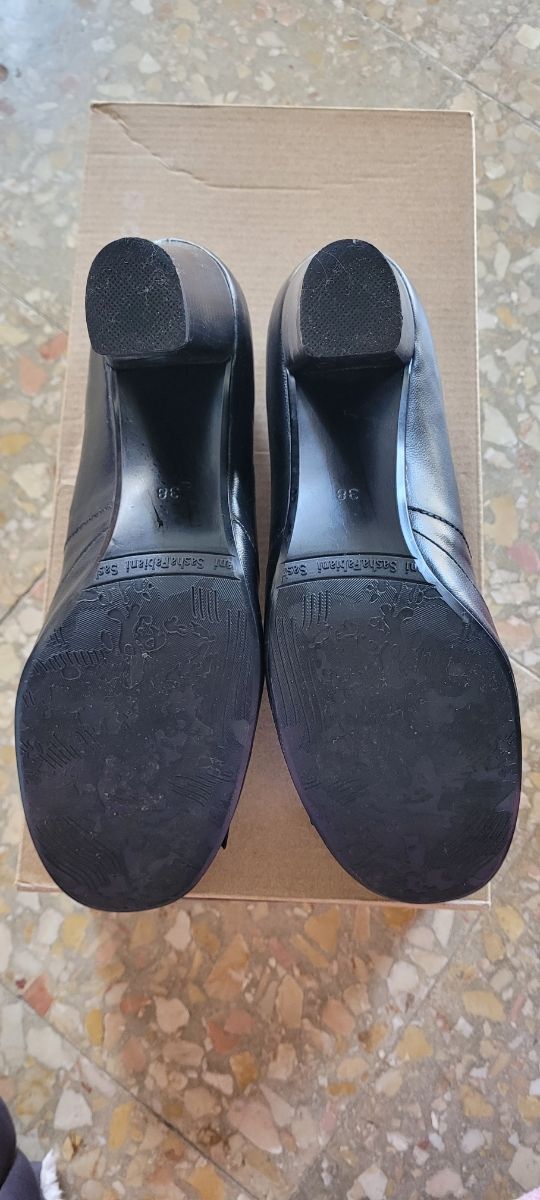 Zapatos de piel con tacón de 7,5cm. 38