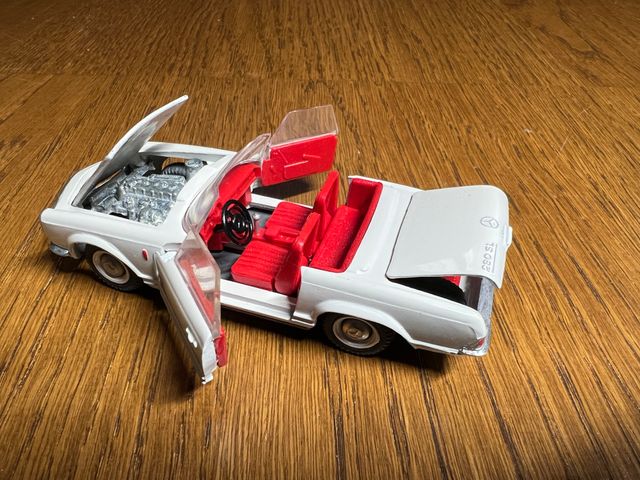 Mercedes 280 SL 1:43 Action Model One