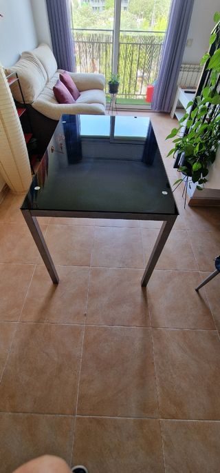 MESA DE CRISTAL NEGRA SEMINUEVA
