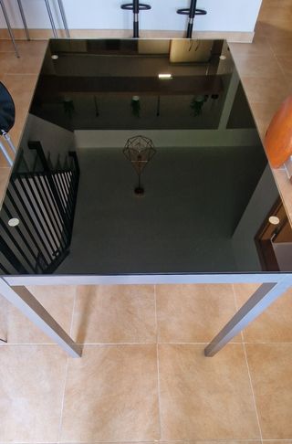 MESA DE CRISTAL NEGRA SEMINUEVA