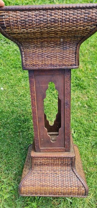 Mesa antigua de mimbre estilo árabe