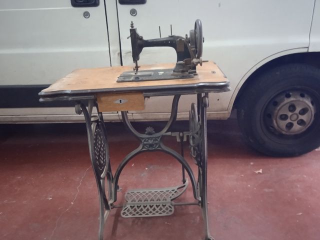 Maquina de coser antigua