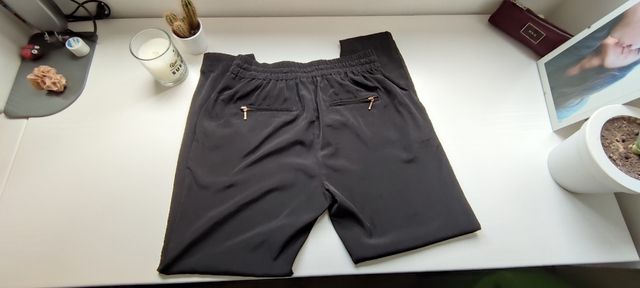 Pantalón fino Bershka.