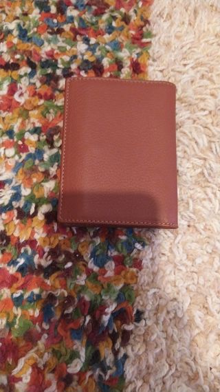 Cartera de cuero en color marrón