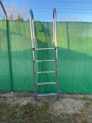 Escalera de piscina