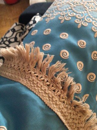 Colchas de tela gordita, 135 cm. 1 azul y 1 beis.