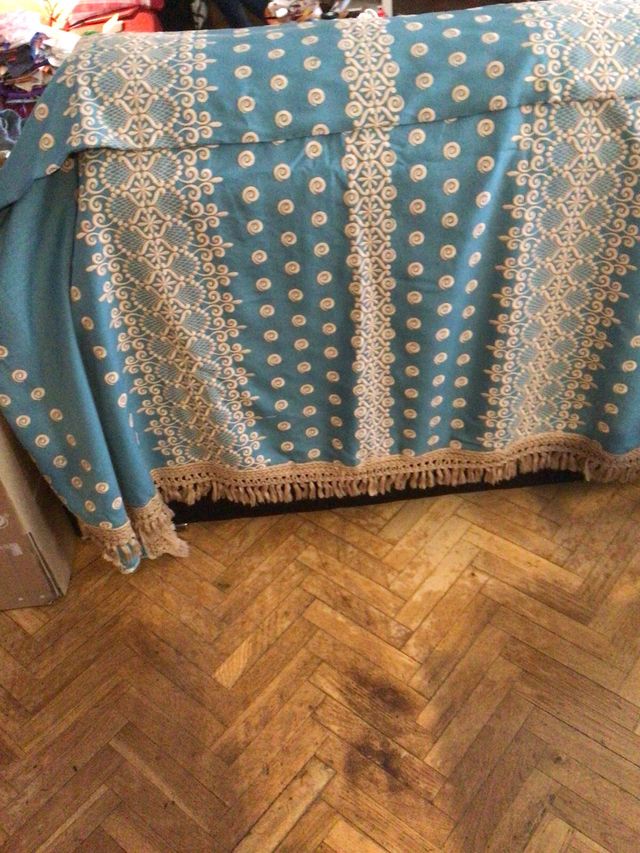 Colchas de tela gordita, 135 cm. 1 azul y 1 beis.