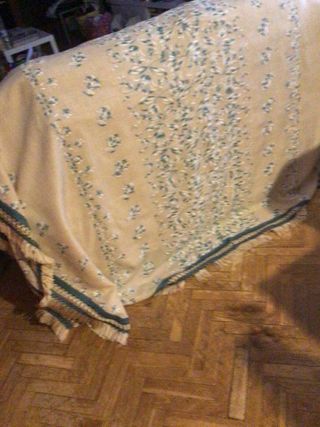 Colchas de tela gordita, 135 cm. 1 azul y 1 beis.