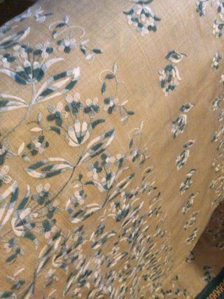 Colchas de tela gordita, 135 cm. 1 azul y 1 beis.