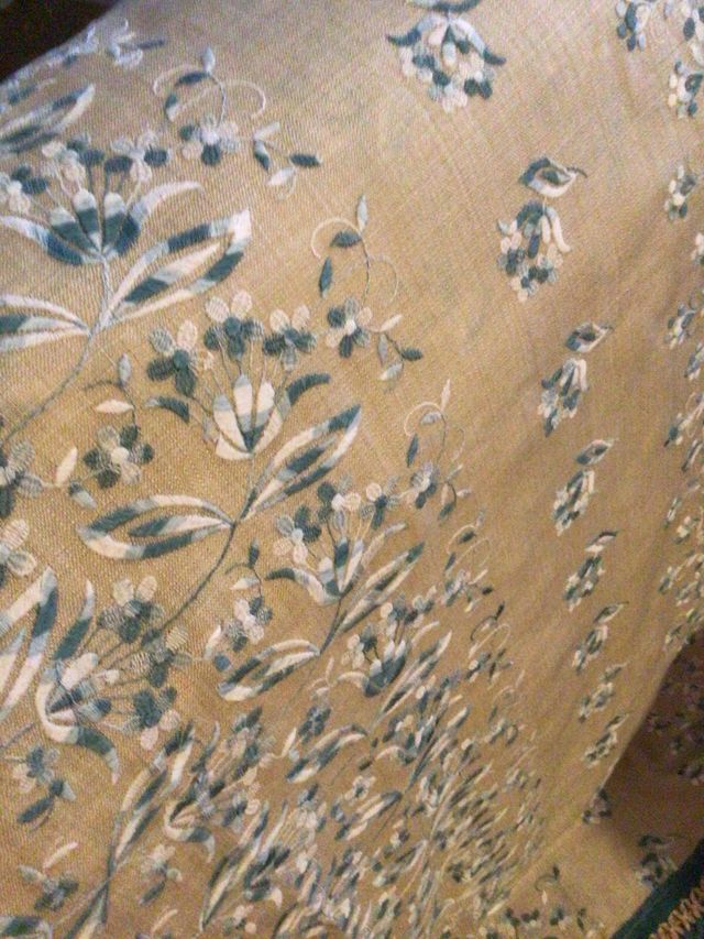 Colchas de tela gordita, 135 cm. 1 azul y 1 beis.