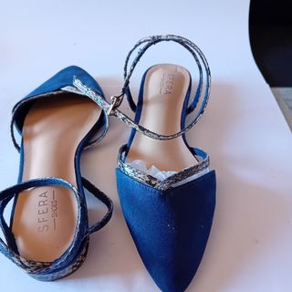 Zapatos azules bajos, destalonados