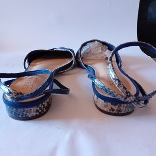 Zapatos azules bajos, destalonados