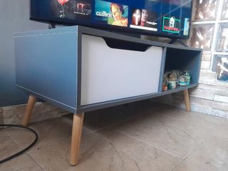 Mesa para tv gris cemento con patas de madera