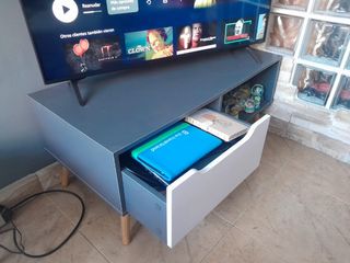 Mesa para tv gris cemento con patas de madera