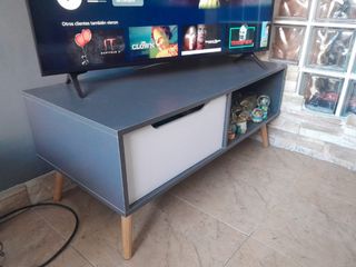 Mesa para tv gris cemento con patas de madera