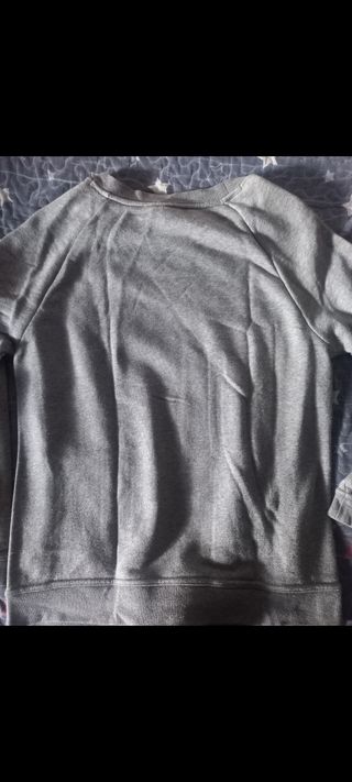Sudadera Nike gris con bolsillos