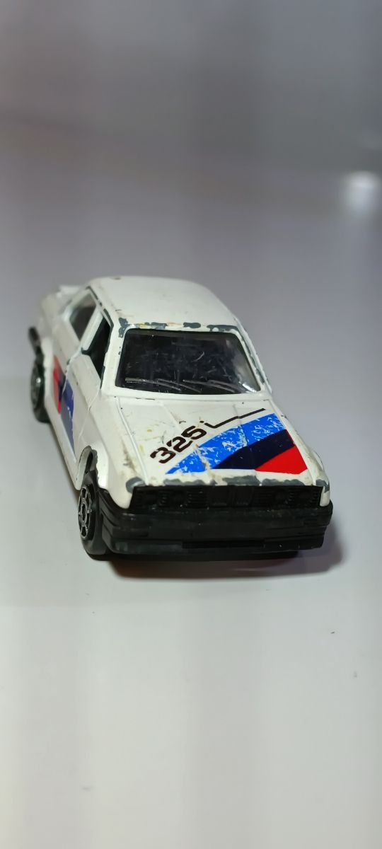 BMW 325i E30 MAJORETTE 1/64