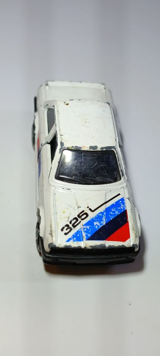 BMW 325i E30 MAJORETTE 1/64