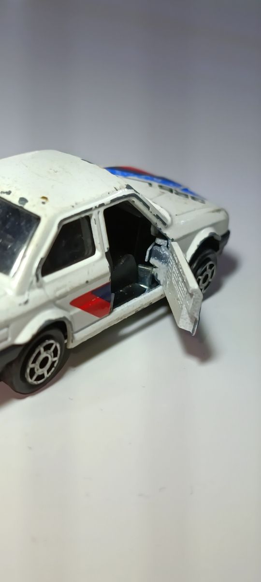 BMW 325i E30 MAJORETTE 1/64