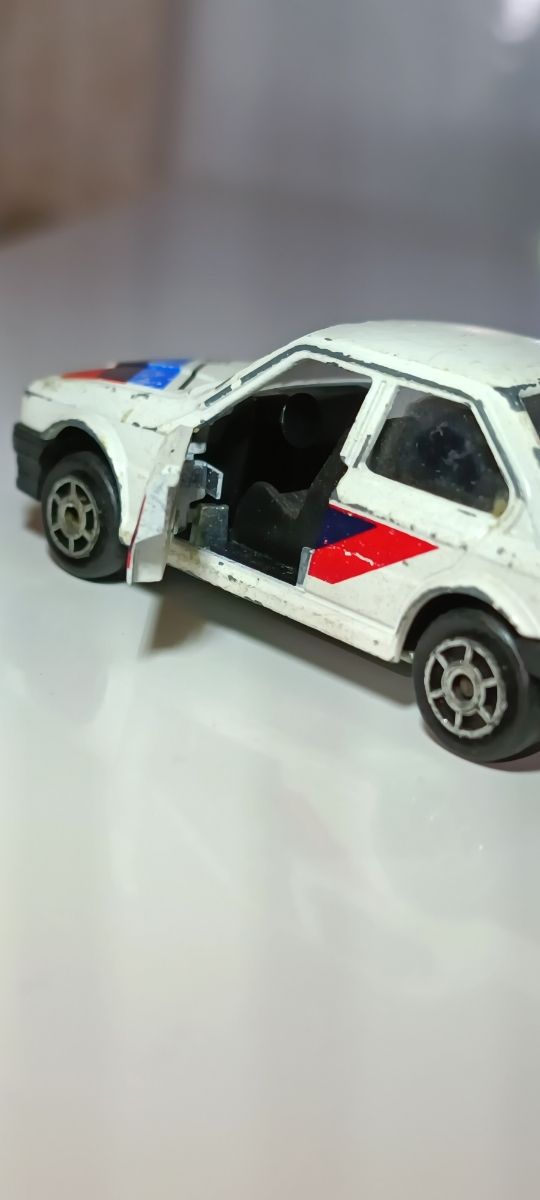BMW 325i E30 MAJORETTE 1/64