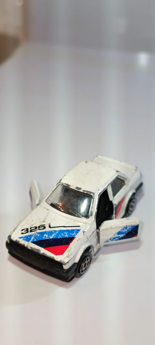 BMW 325i E30 MAJORETTE 1/64