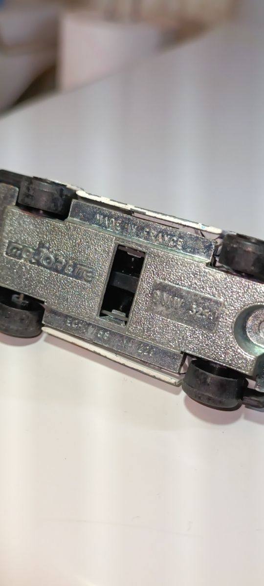 BMW 325i E30 MAJORETTE 1/64