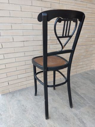 Antigua silla con motivos musicales.