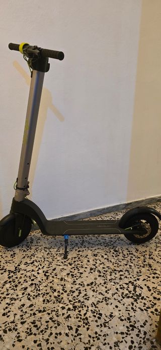 Mesa auxiliar y revistero
