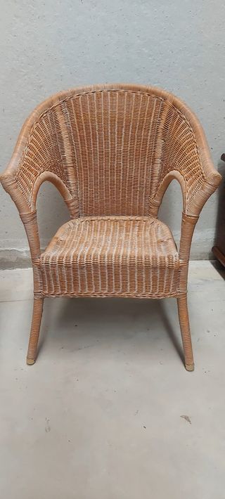 Mesa y silla de ratán