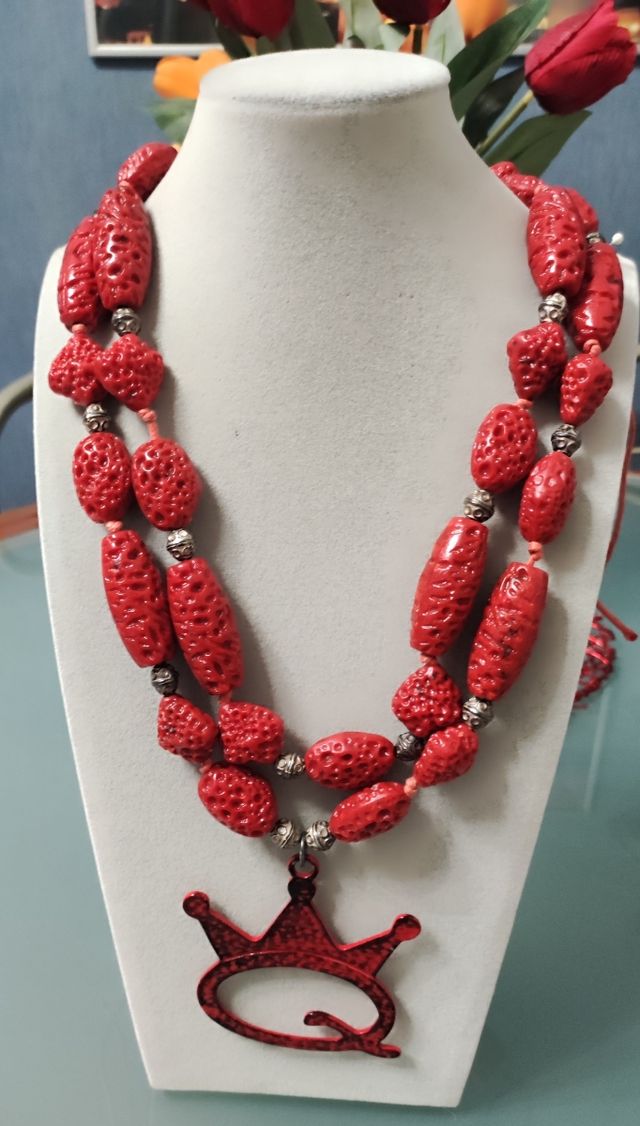 Collana rossa save the Queen 