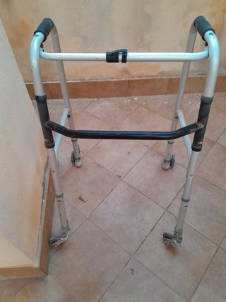 Girello deambulatore anziani