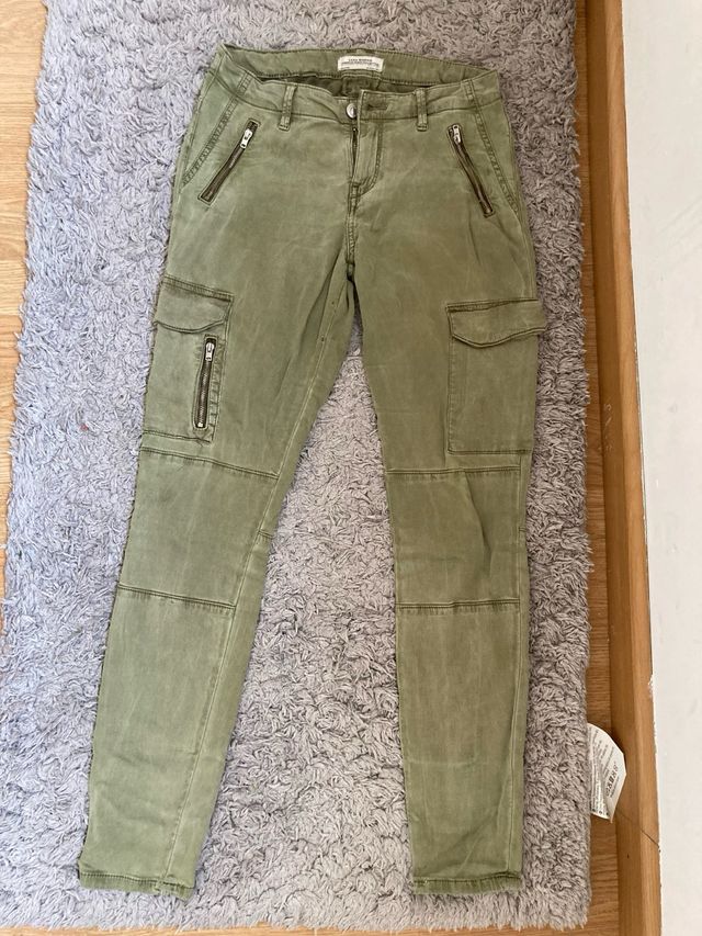 Pantalón verde Zara 