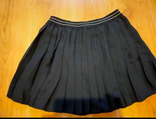 Falda negra plisada