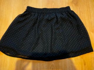 Falda negra y dorada