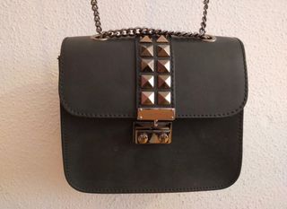 Bolos negro con cadena plateada