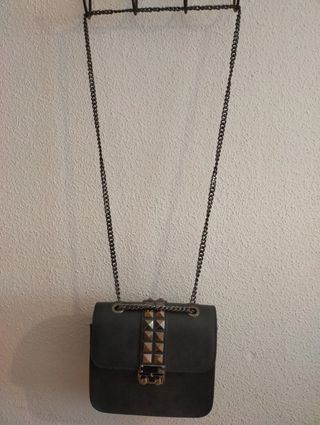 Bolos negro con cadena plateada