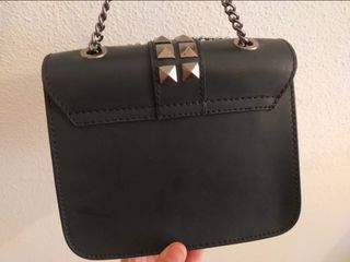 Bolos negro con cadena plateada