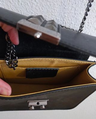 Bolos negro con cadena plateada