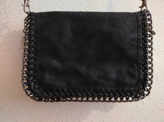 Bolso negro con cadena plateada