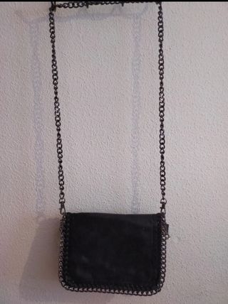 Bolso negro con cadena plateada