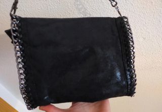 Bolso negro con cadena plateada