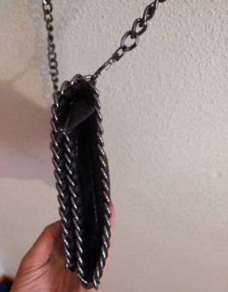 Bolso negro con cadena plateada