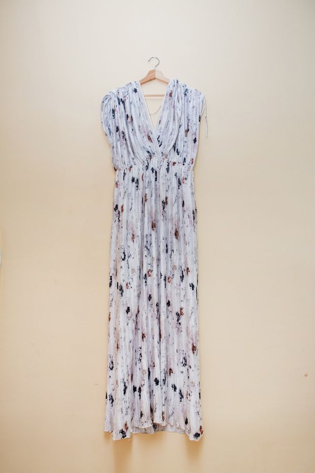 Vestido largo gris muy claro con manchas de Mango