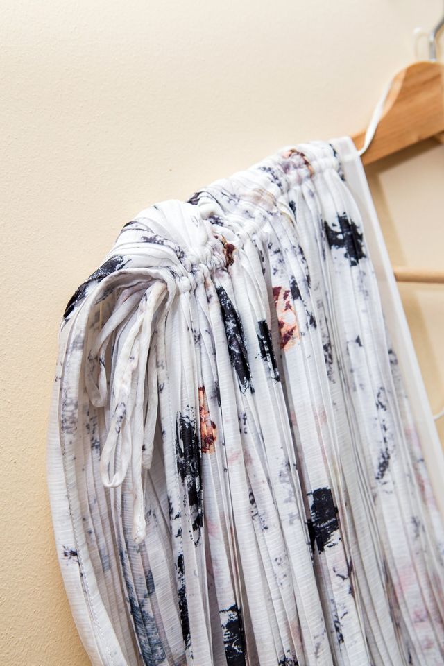 Vestido largo gris muy claro con manchas de Mango